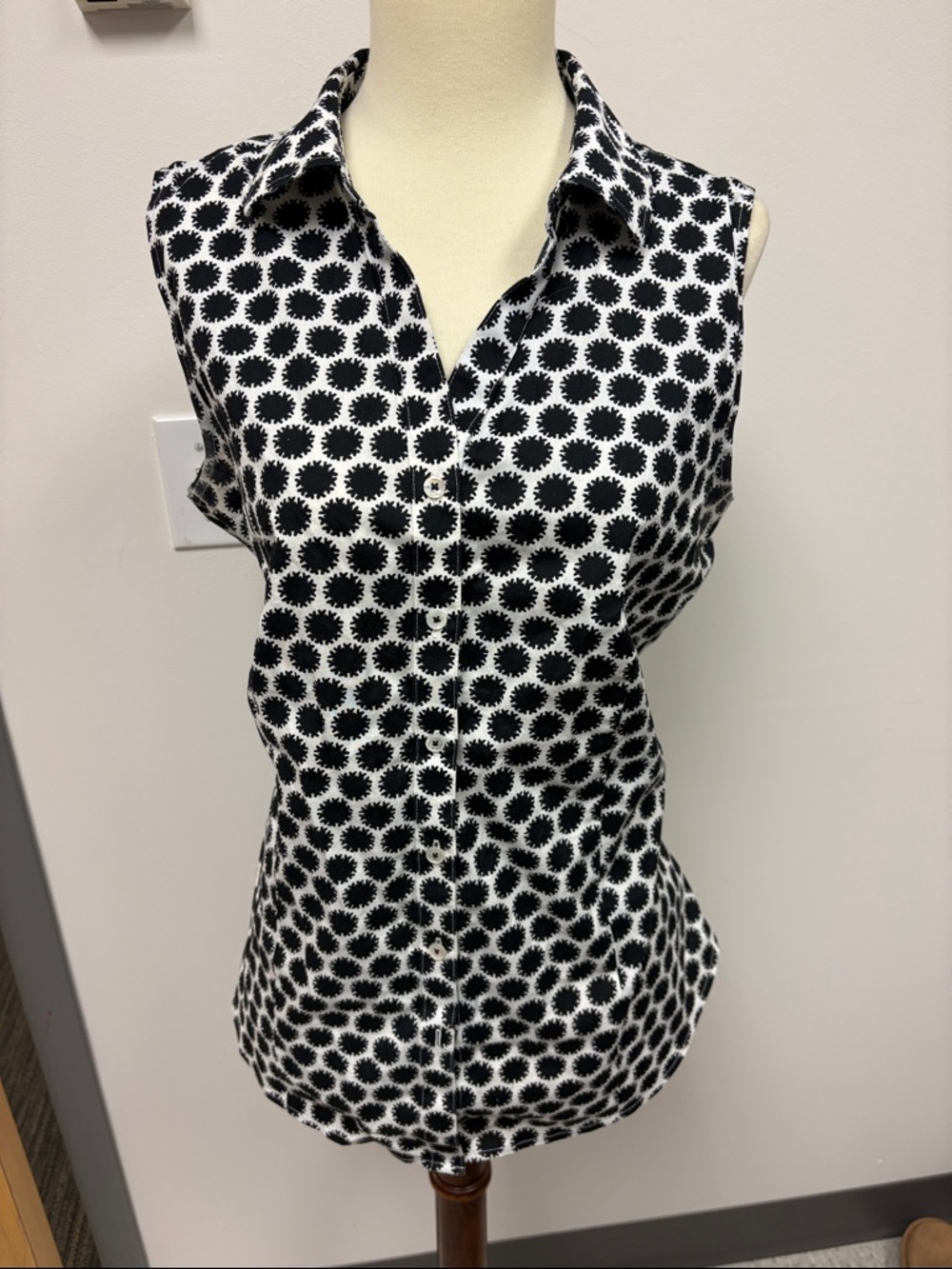Talbots Black & White Sleeveless Button-Front Collared Blouse